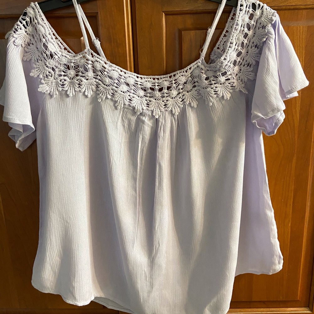 Ladies cold shoulder lace appliqué lilac top